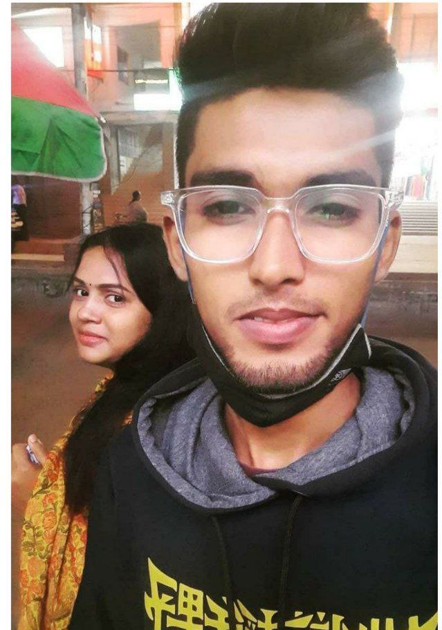 Hot desi girlfriend flashing her boob